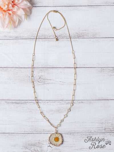 SHINE BRIGHT DAISY RESIN GOLD LINKED CHAIN NECKLACE